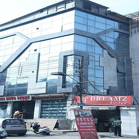 Dreamz Suites New Delhi Buitenkant foto